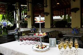 Dona Hotel