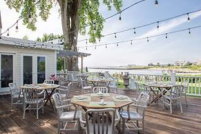 Breakwater Inn