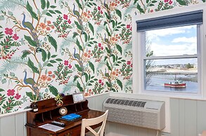 Breakwater Inn