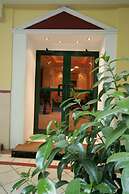 Alma Hotel
