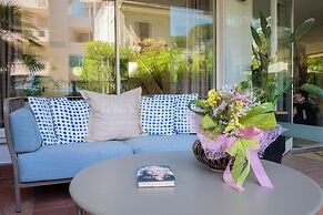 Aura Living Hotel