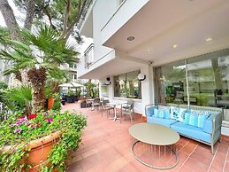 Aura Living Hotel