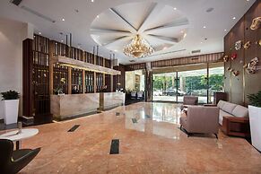 Lake Side Hotel