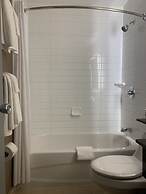 Howard Johnson by Wyndham Winnipeg West