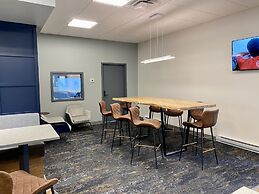 Howard Johnson by Wyndham Winnipeg West