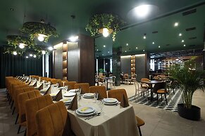 Gold Hotel