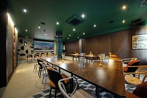 Gold Hotel