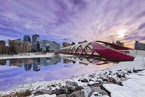 Coast Calgary Downtown Hotel & Suites by APA
