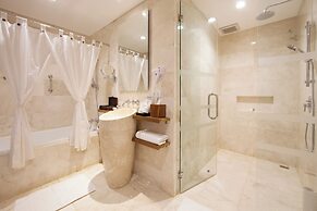 Legian Beach Hotel