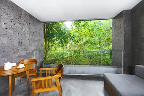 Legian Beach Hotel