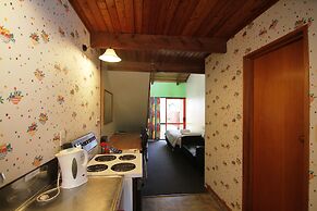 Larchwood Motel