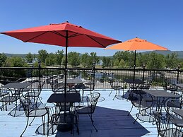 Auberge Du Grand Lac
