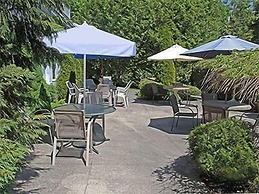 Shadow Lawn Inn
