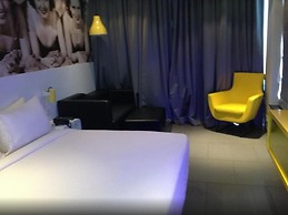 SinQ Party Hotel