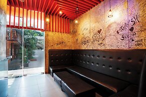SinQ Party Hotel