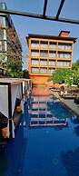 SinQ Party Hotel