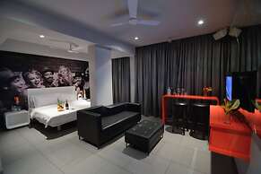 SinQ Party Hotel