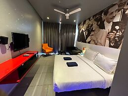 SinQ Party Hotel