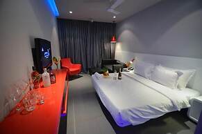 SinQ Party Hotel