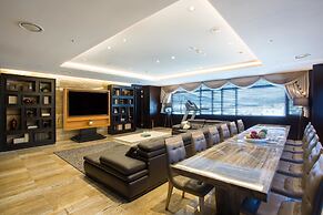 Isquare Hotel