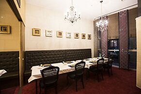 Isquare Hotel