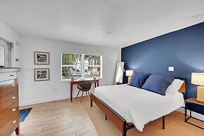 Inn On The Drive ( Adults Only)