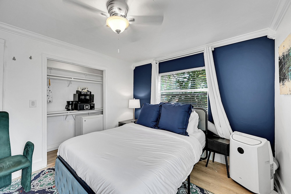 Inn On The Drive ( Adults Only)