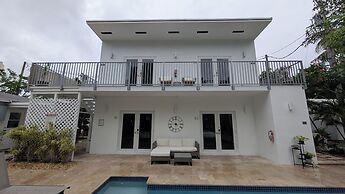 Inn On The Drive ( Adults Only)