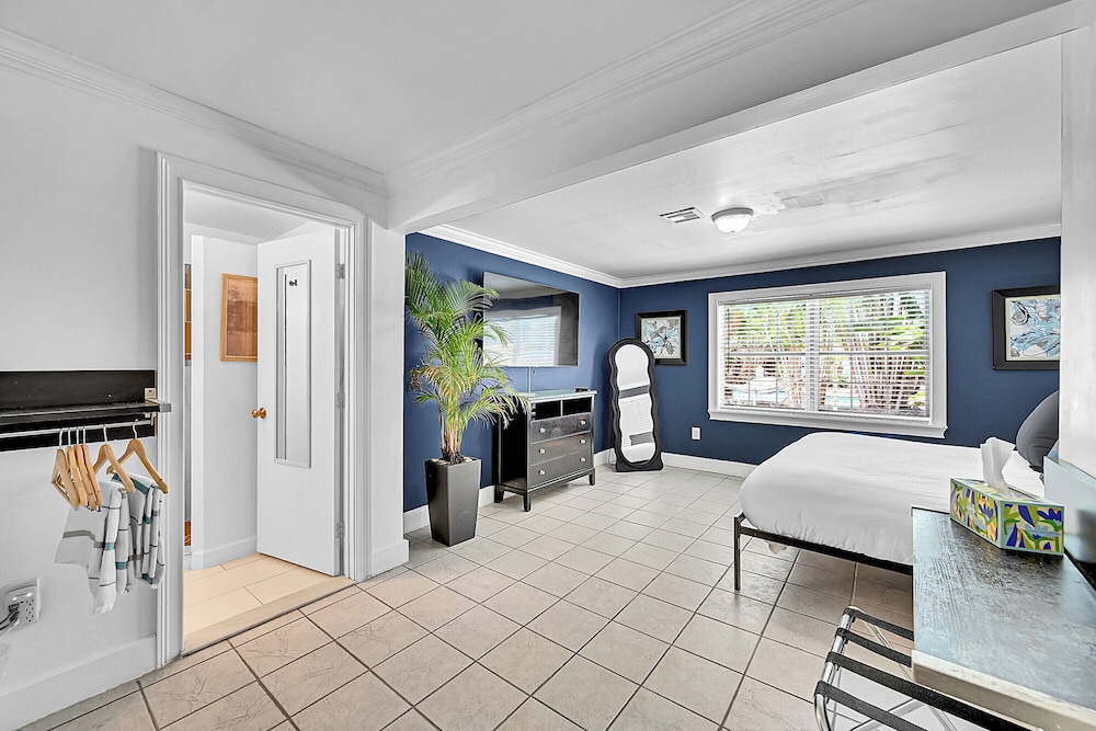 Inn On The Drive ( Adults Only)
