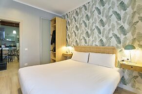 Fira Centric Apartments by gaiarooms