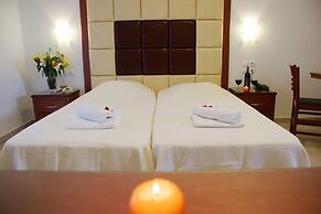 Plaka Hotel II