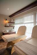 Cloud Hotel & Suites