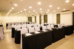 Jade Hotel & Suites