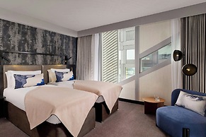 Montcalm East, Autograph Collection