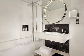 Montcalm East, Autograph Collection