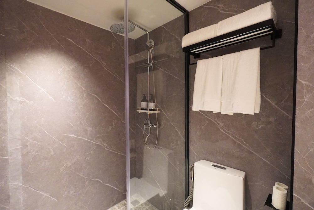 L-Seven Hotel