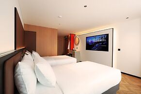 L-Seven Hotel