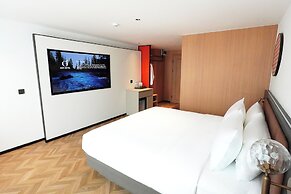 L-Seven Hotel
