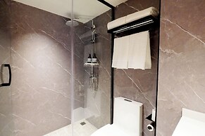 L-Seven Hotel