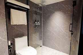 L-Seven Hotel