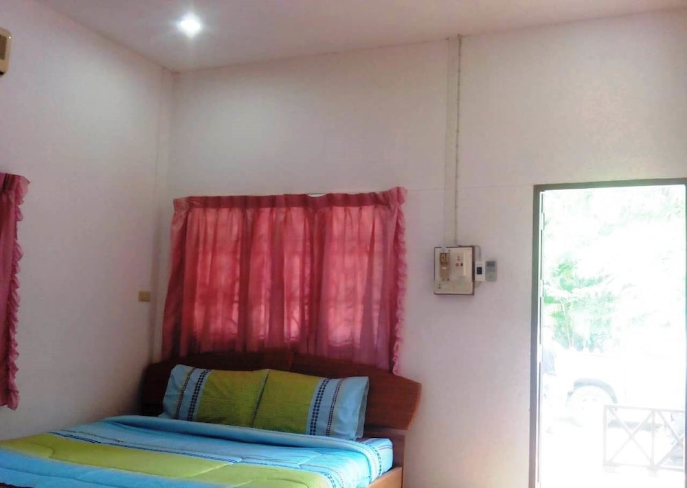 Baan Rim Lay Lipa Noi