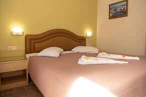 Kronos Hotel