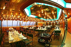 Vintage Luxury Yacht Hotel