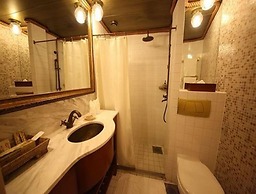 Vintage Luxury Yacht Hotel