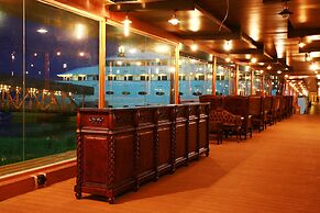 Vintage Luxury Yacht Hotel