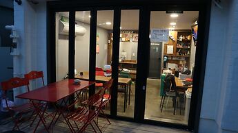 Zzzip Guest House - Hostel