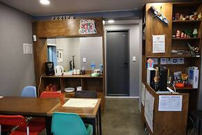 Zzzip Guest House - Hostel