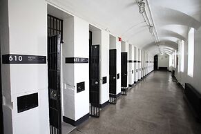 Saintlo Ottawa Jail Hostel