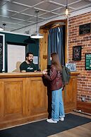 Saintlo Ottawa Jail Hostel
