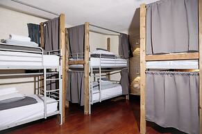 Saintlo Ottawa Jail Hostel